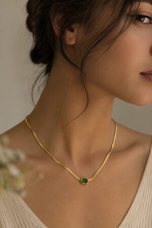 Green Crystal Gold Short Chain Necklace for Women featuring a radiant green crystal and elegant gold-tone chain