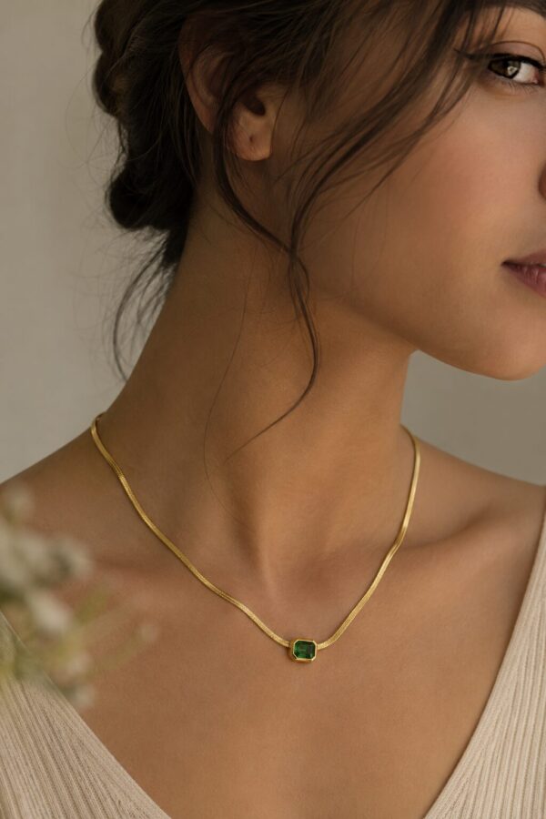 Green Crystal Gold Short Chain Necklace for Women featuring a radiant green crystal and elegant gold-tone chain