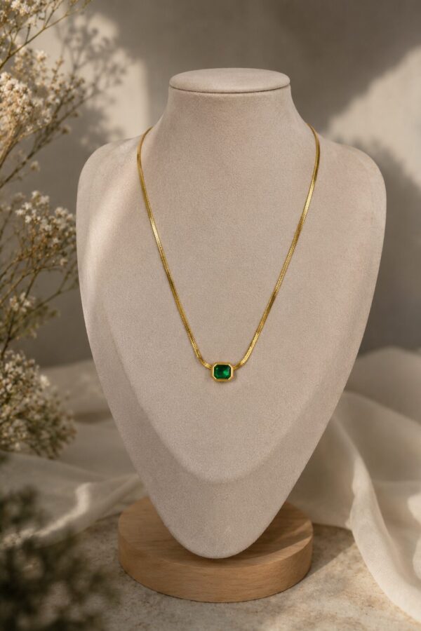 Green Crystal Gold Short Chain Necklace for Women featuring a radiant green crystal and elegant gold-tone chain
