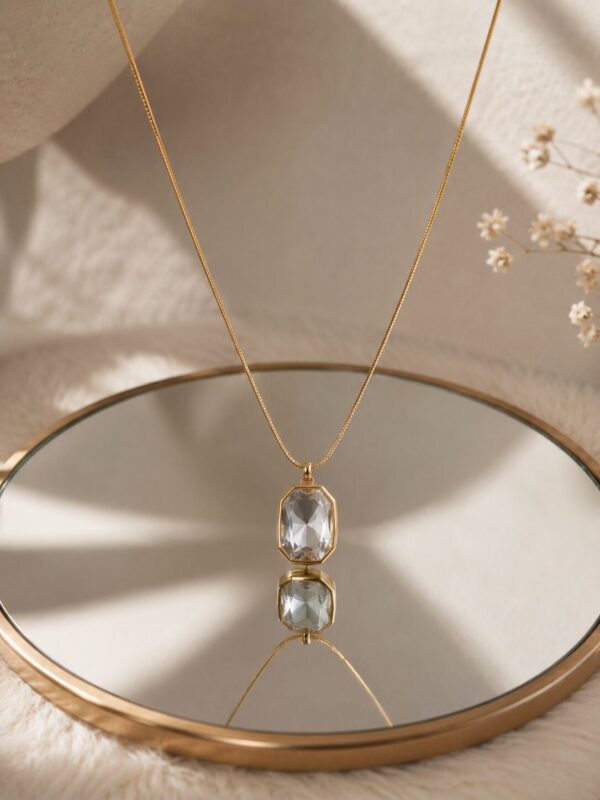 Vintage Crystal Pendant Short Chain Necklace for Women with sparkling crystal pendant and elegant vintage-inspired design
