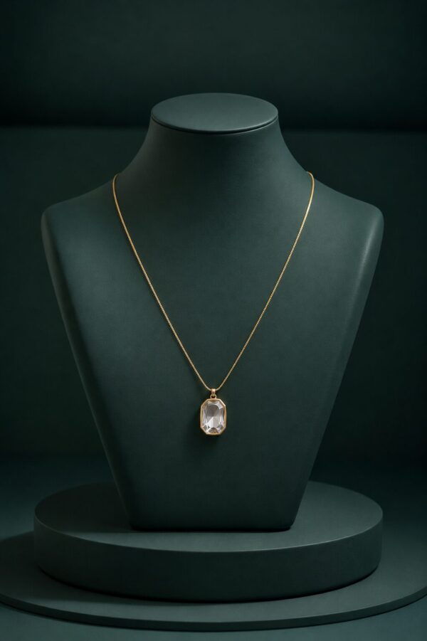 Vintage Crystal Pendant Short Chain Necklace for Women with sparkling crystal pendant and elegant vintage-inspired design